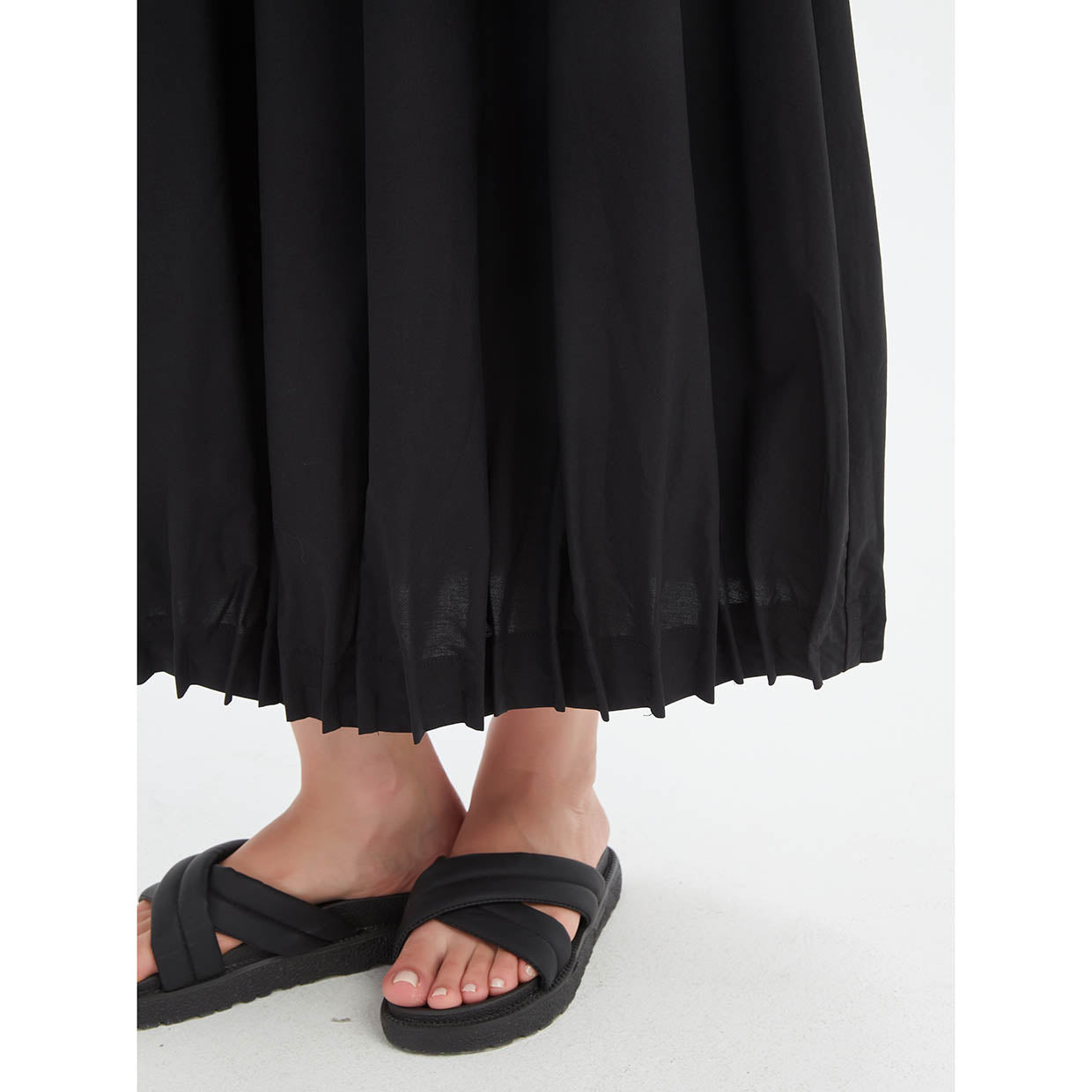 Pin Tuck Hem Skirt Black