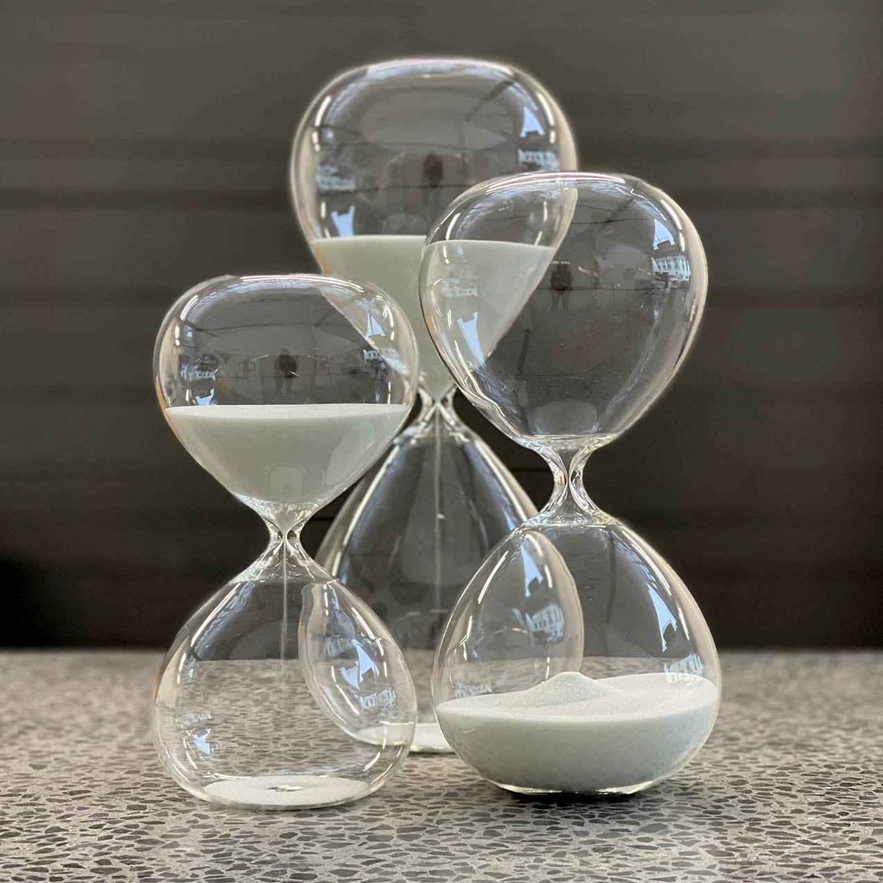 Hourglass Clear/White