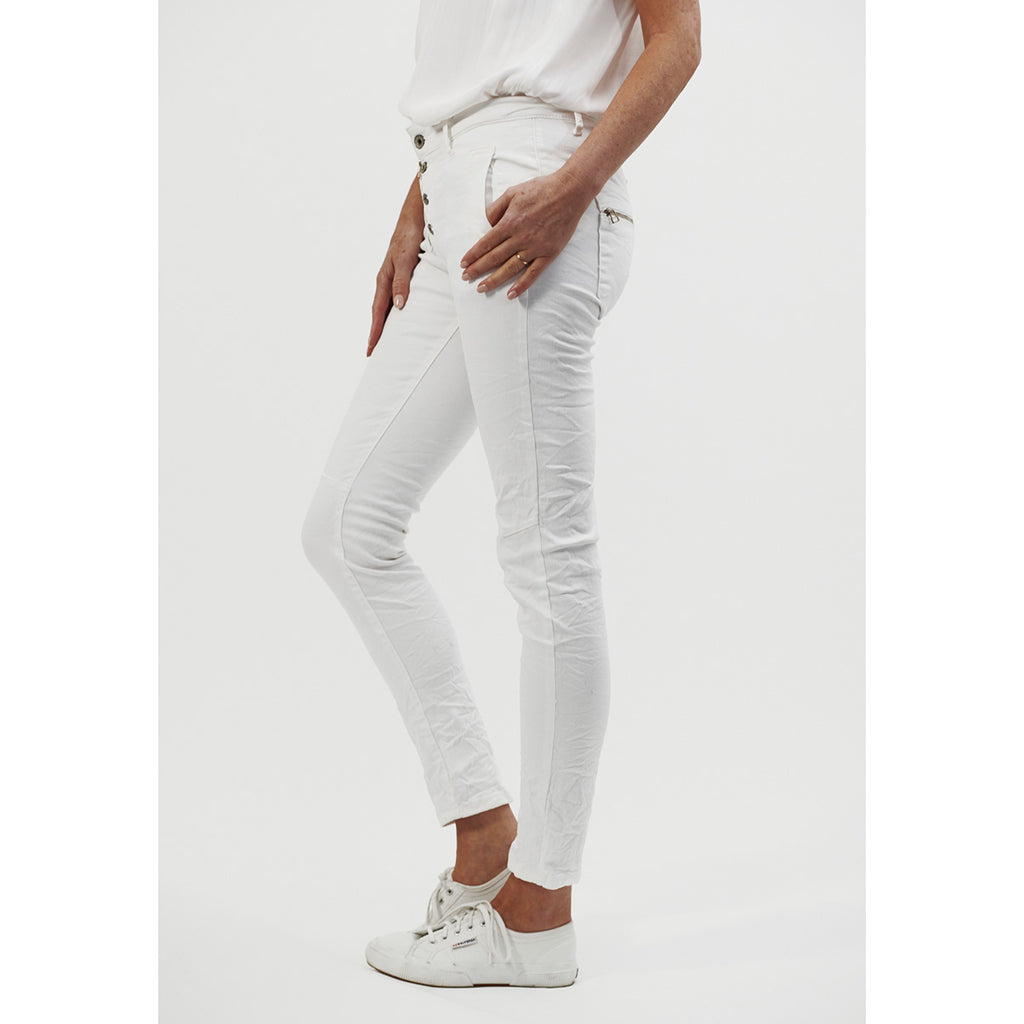 The Italian Star best selling jean, the ultimate in style and comfort.  Details: • Mid-rise • Slim leg • Zip and button fly  • Side pockets • Zip back pockets • Seam detail at knee • Super stretchy     • 98% Cotton 2% Elastane