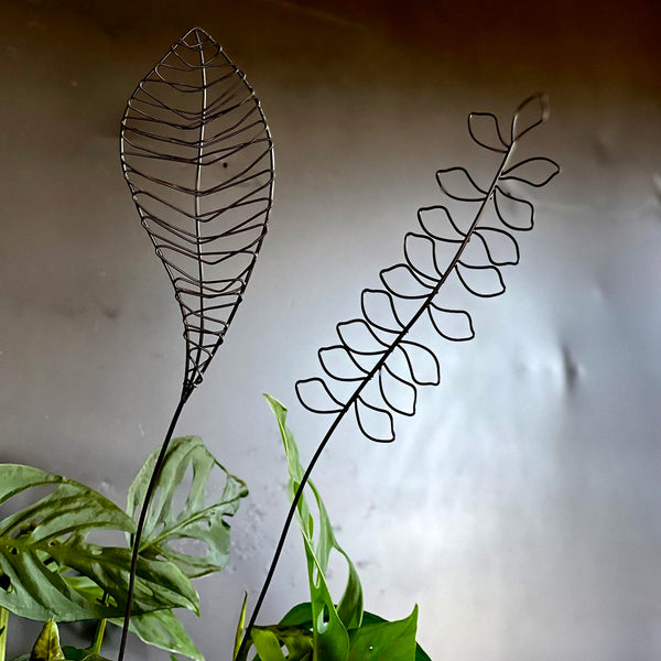 Whether a pretty highlight in a vase, a friendly companion in a pen holder or a sweet surprise in a flower pot, these wire ornaments will awake your creativity and will always bring you joy no matter how you use them.  Details: Decorative wire art Set 2 leaves Approx 45x6cm