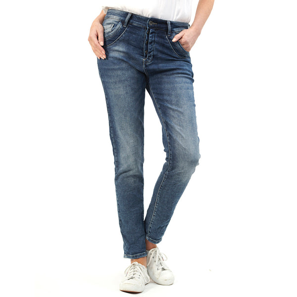 Built for comfort are the Pocket Detail jeans from Italian Star.  Soft finish denim jeans that can be worn all year round.    Mid rise with a slim leg. Concealed button fly with side pockets. These pants are super stretchy. 