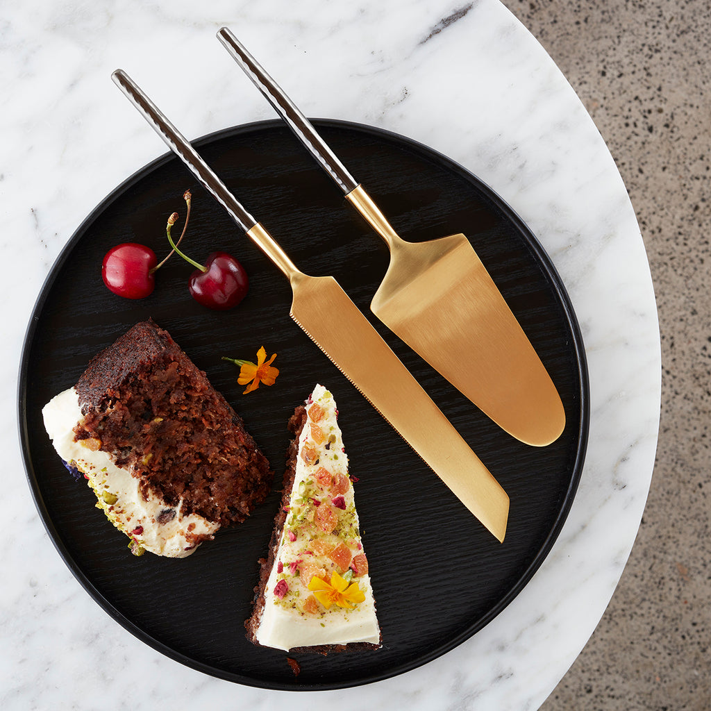 This gorgeous black handled Cake and Knife set is made with full stainless steel and electrophoretic lacquer painting.   Dishwasher safe when using a gentle dishwashing tablet. 
