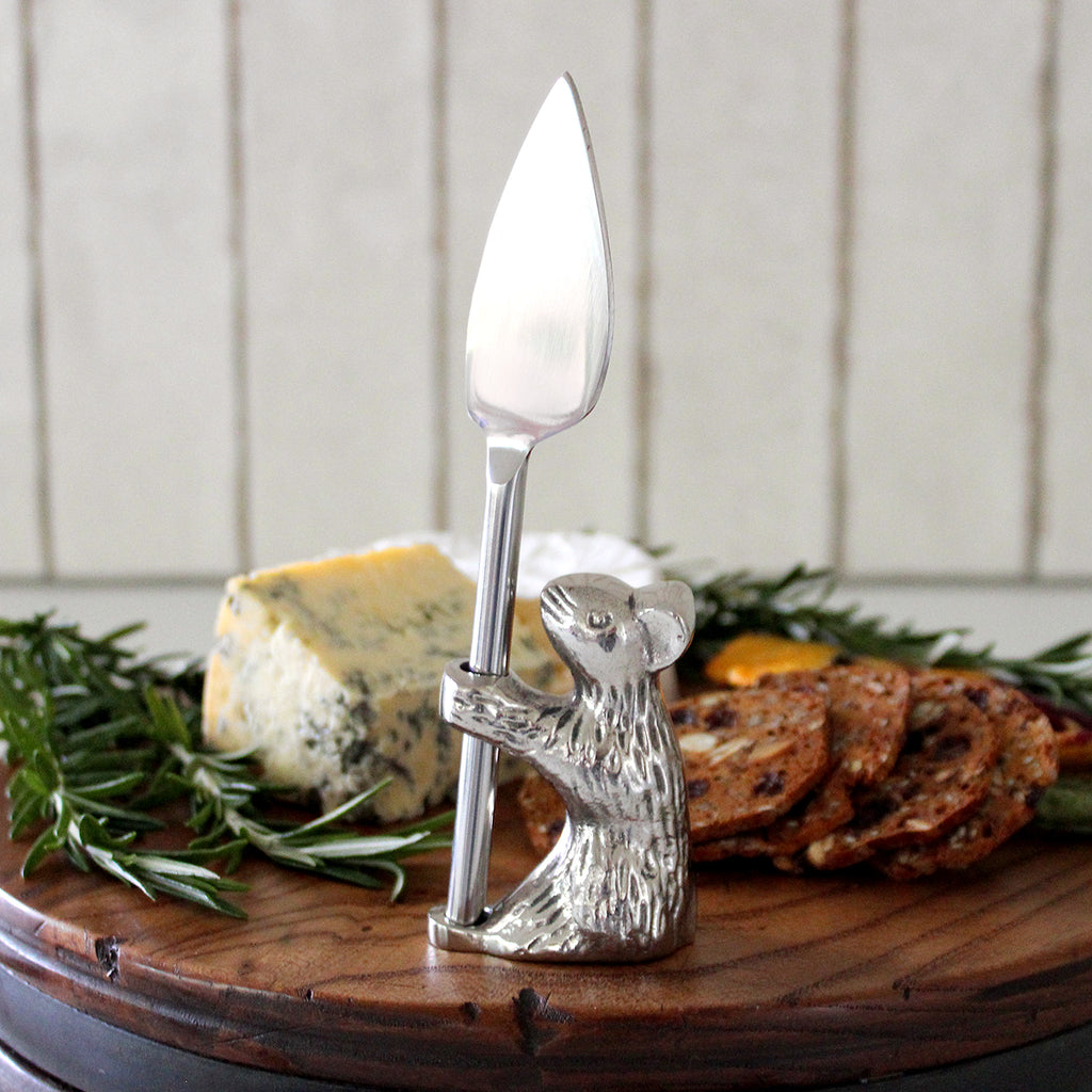 Because every cheese board should have this little guy standing guard with the knife.  Simply remove the knife to use then replace for the mouse to stand guard.  15cm high
